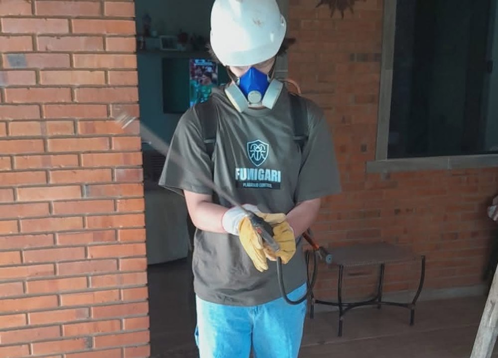 Técnico de Fumigari preparando el equipo antes de una aplicación